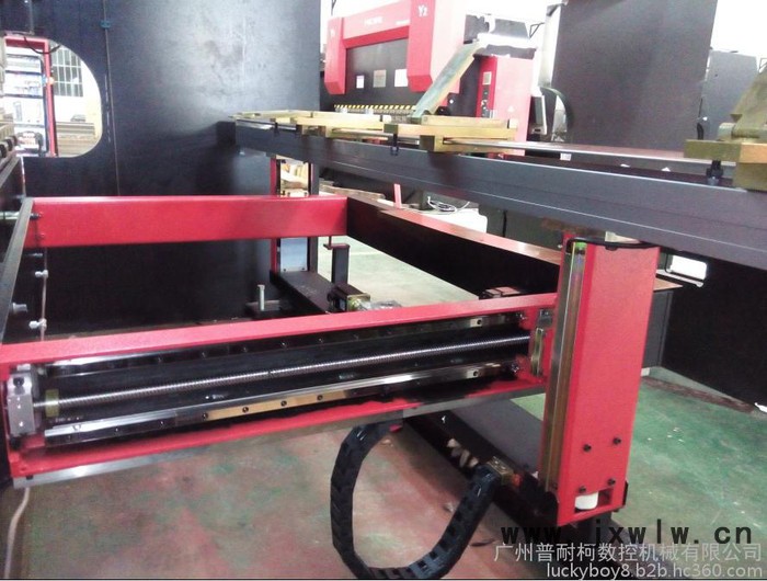 中國品牌  一家專業(yè)做數(shù)控折彎機的廠家 采用德國核心技術(shù) 普耐柯折彎機 行業(yè)質(zhì)的機械 精度更 使用壽命更長久
