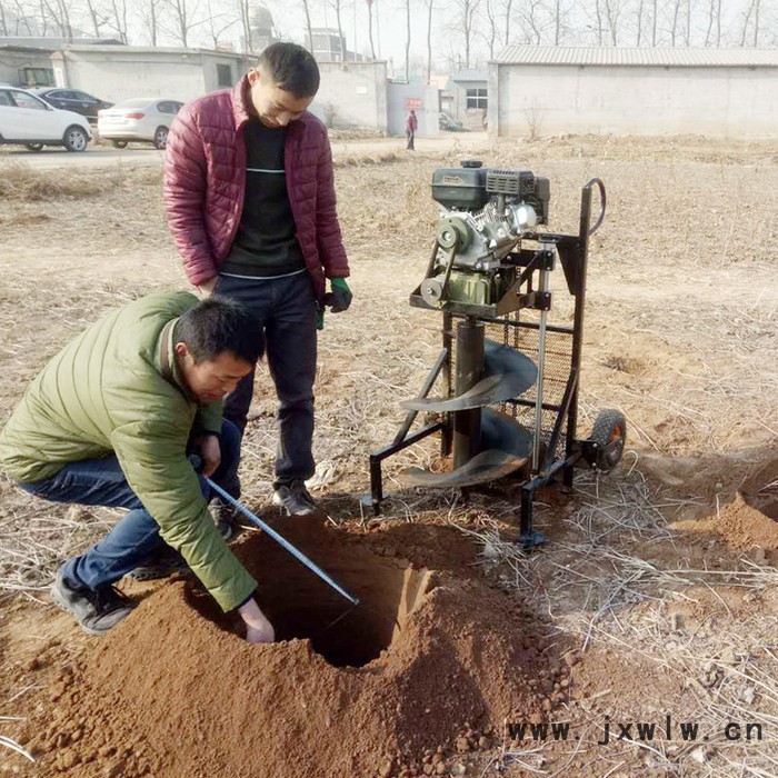山坡植樹(shù)啟航挖坑機(jī) 啟碩機(jī)械雙人操作鉆坑機(jī)圖片 葡萄園立桿打孔機(jī)