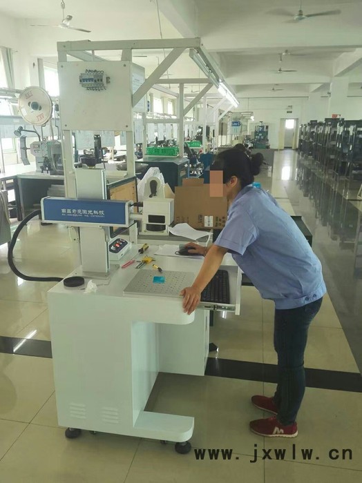 江西南昌激光打標(biāo)機江西噴碼機南昌激光打碼機 江西激光噴碼機南昌奇亮激光QL-20W光纖激光打標(biāo)機24800元包教會