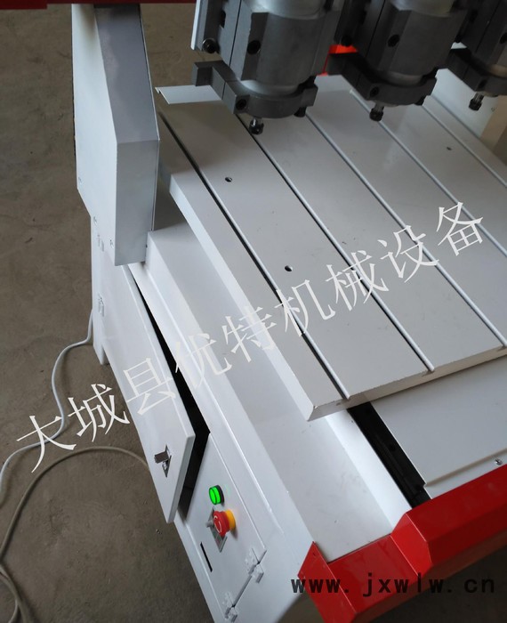 6060一托三木工雕刻機工藝品廣告雕刻機